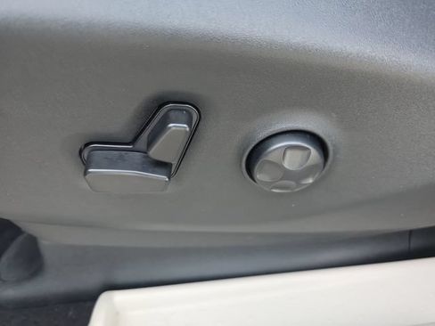 Used 2024 Chrysler Pacifica Touring-L AWD/4WD image 19