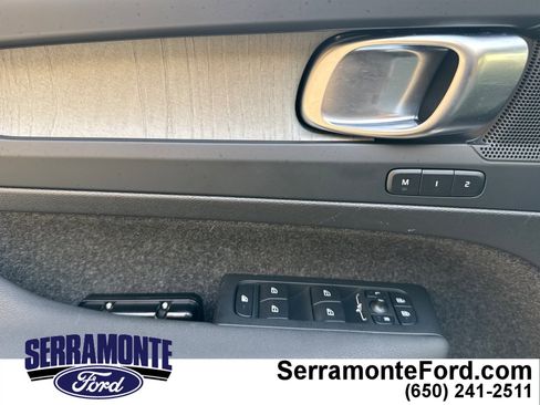 Used 2025 Volvo XC40 B5 Plus image 12