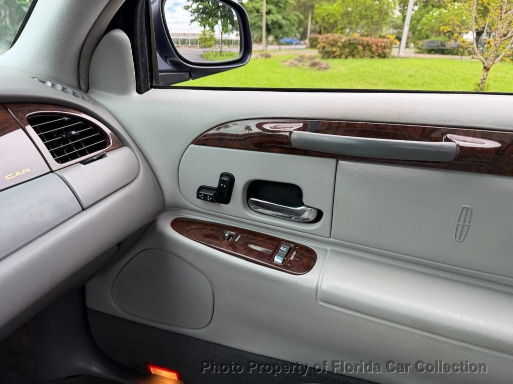 Used 1999 Lincoln Town Car Signature RWD image 48