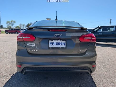 Used 2016 Ford Focus SE w/ SE Sport Package FWD image 4