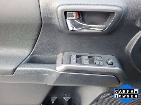 Used 2019 Toyota Tacoma TRD Sport image 19