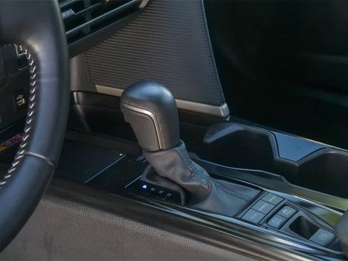 Used 2025 Toyota Camry SE image 16