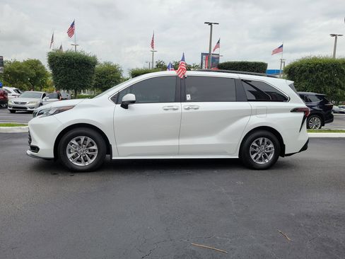 Used 2026 Toyota Sienna XLE FWD image 7