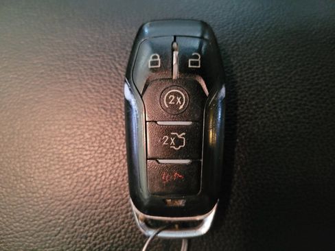 Used 2017 Ford Explorer XLT w/ Equipment Group 202A FWD image 32