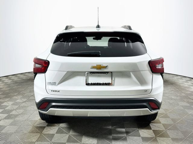Used 2025 Chevrolet Trax LT FWD image 4