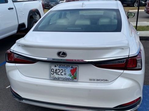Used 2025 Lexus ES 300h Ultra Luxury image 2