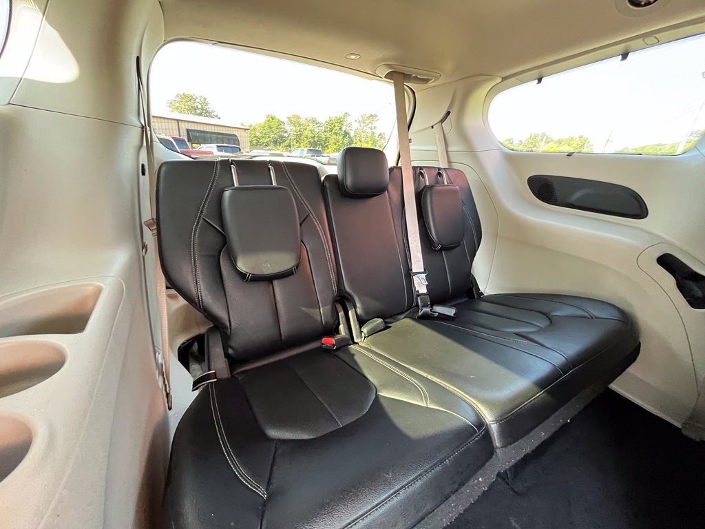 Used 2022 Chrysler Pacifica Touring-L w/ Uconnect Theater Family Group FWD image 33