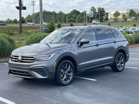 Certified 2023 Volkswagen Tiguan SE FWD image 3