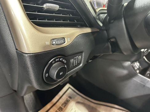 Used 2015 Jeep Cherokee Latitude FWD image 13