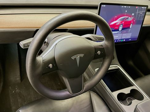 Used 2023 Tesla Model Y Long Range image 18