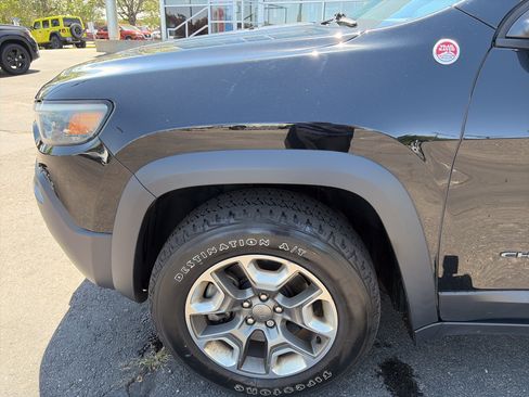 Used 2019 Jeep Cherokee Trailhawk w/ Comfort/Convenience Group AWD/4WD image 9