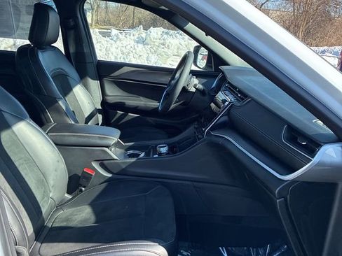 Used 2025 Jeep Grand Cherokee L Altitude image 8