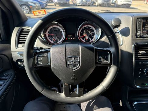 Used 2015 Dodge Grand Caravan SXT image 28