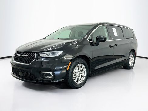 Used 2024 Chrysler Pacifica Touring-L FWD image 3