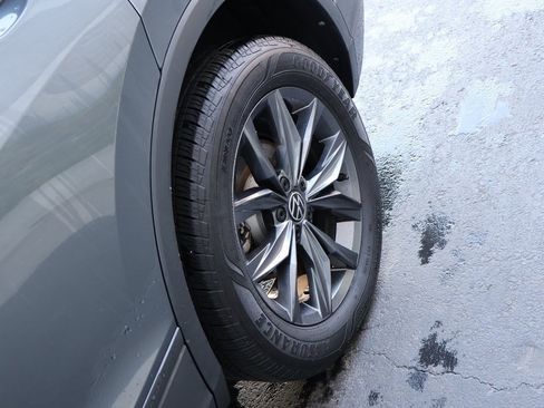 Used 2024 Volkswagen Tiguan SE image 38