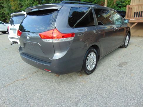 Used 2014 Toyota Sienna XLE w/ Entertainment Package FWD image 18