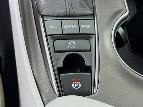 Certified 2022 Toyota Camry SE image 11