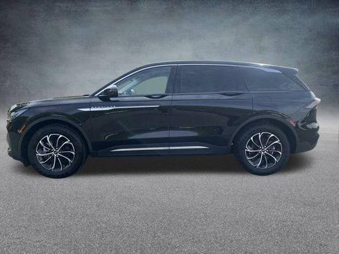 Used 2024 Lincoln Nautilus Premier image 4