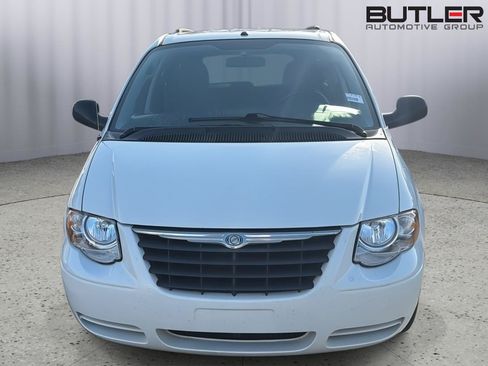Used 2007 Chrysler Town & Country Touring FWD image 4