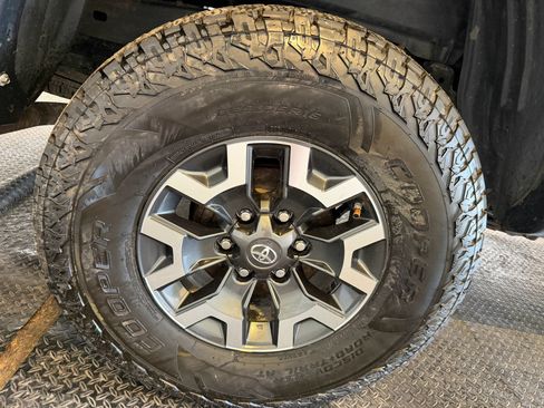 Used 2017 Toyota Tacoma TRD Off-Road w/ Tow Package (A/T) AWD/4WD image 11