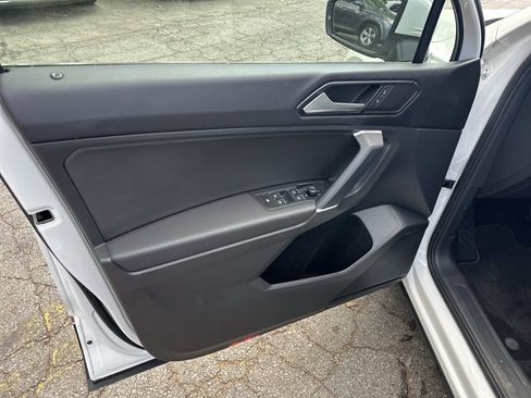 Used 2018 Volkswagen Tiguan SE w/ Panoramic Sunroof Package image 11