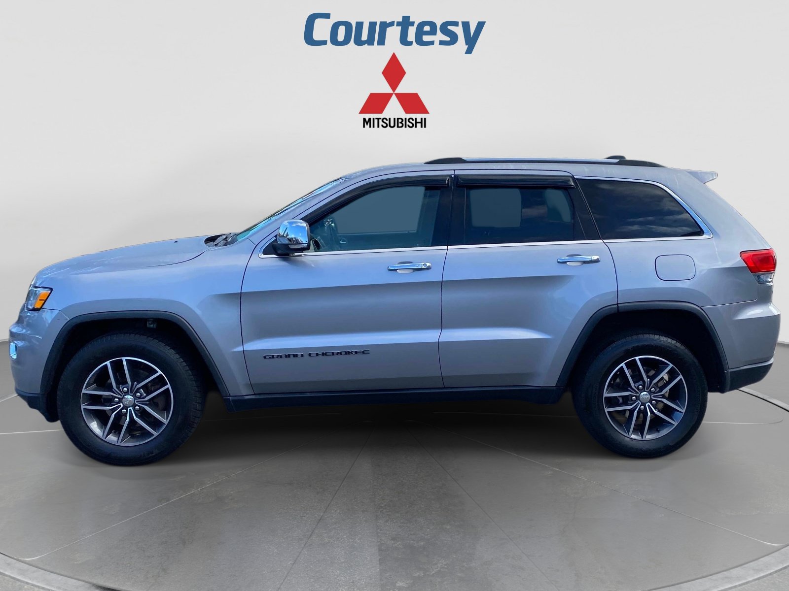 Used 2018 Jeep Grand Cherokee Limited AWD/4WD image 2