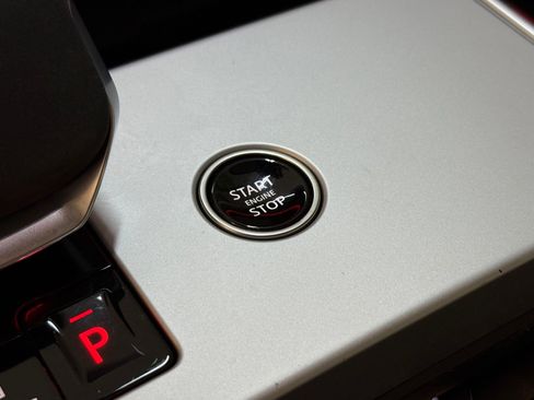 Used 2024 Land Rover Range Rover Long Wheelbase SE image 39