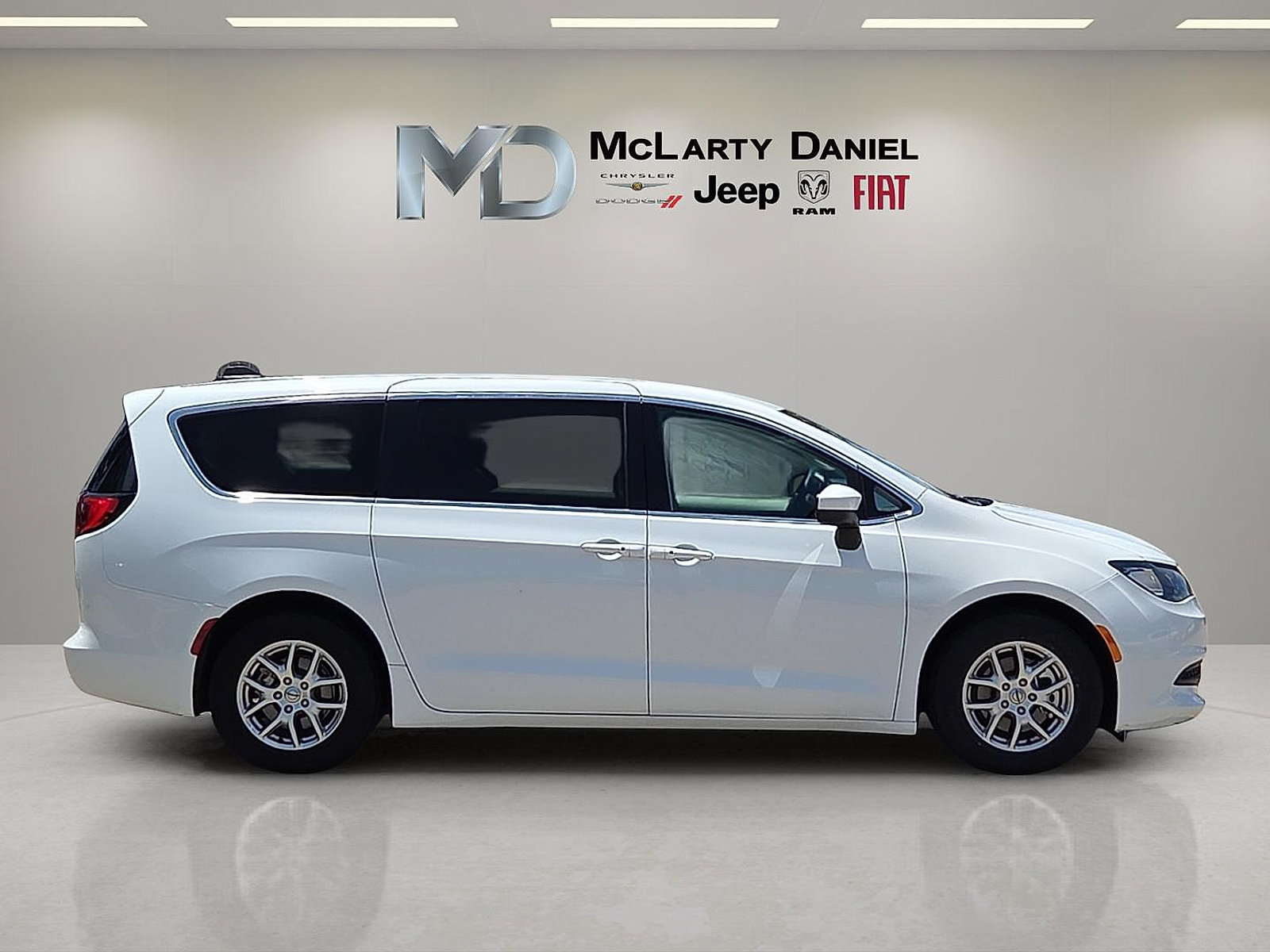 Used 2023 Chrysler Voyager LX FWD image 6