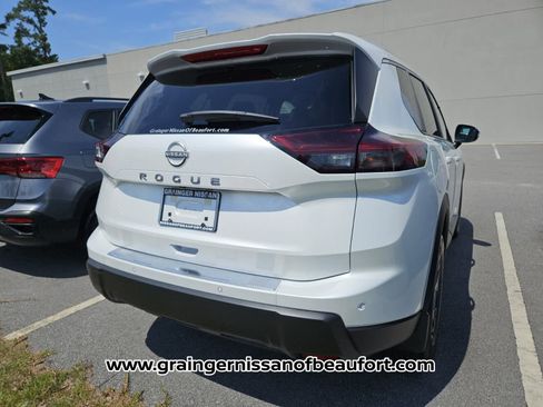 Used 2026 Nissan Rogue SV w/ SV Premium Package FWD image 9