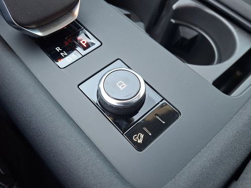 Used 2025 Land Rover Discovery Dynamic SE image 23