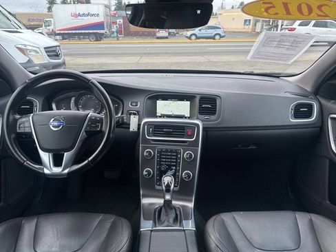 Used 2015 Volvo V60 T5 Cross Country image 12