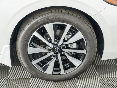 Used 2025 Nissan Sentra SV w/ SV Premium Package image 8