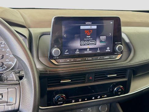 Used 2023 Nissan Rogue SV image 18