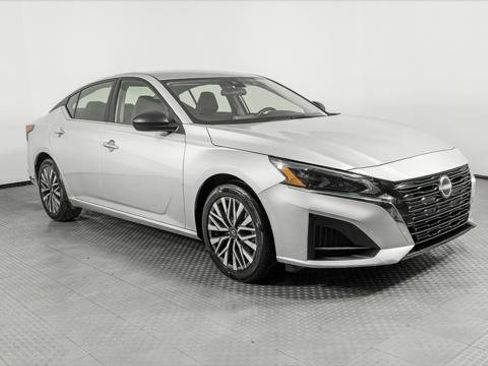 Used 2024 Nissan Altima 2.5 SV FWD image 9