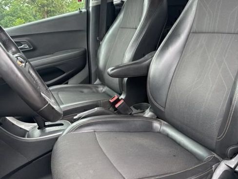 Used 2018 Chevrolet Trax LT w/ LT Convenience Package FWD image 9