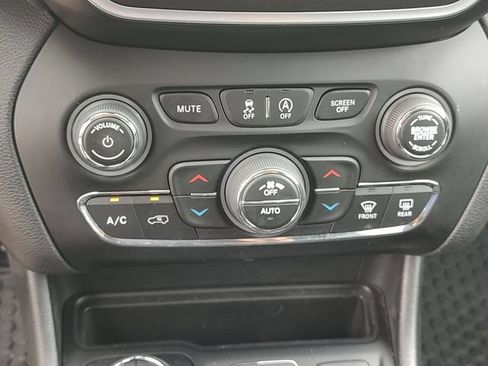 Used 2021 Jeep Cherokee Trailhawk w/ Technology Group AWD/4WD image 16