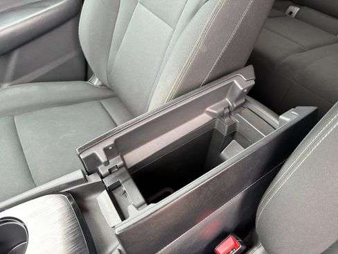 Used 2024 Nissan Rogue S FWD image 37