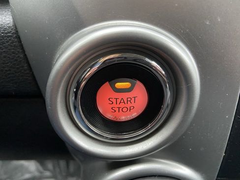 Used 2018 Nissan Titan SV image 16