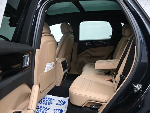 Used 2023 Porsche Cayenne AWD/4WD image 24