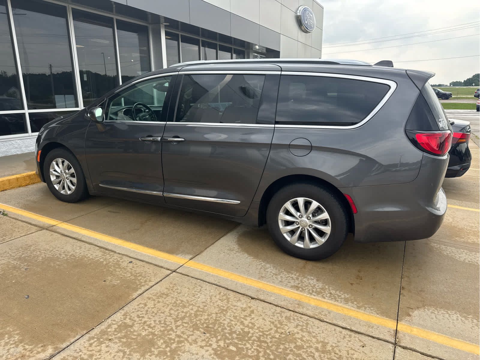 Used 2018 Chrysler Pacifica Touring-L Plus FWD image 2