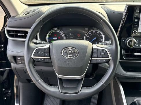 Used 2022 Toyota Highlander XLE image 19
