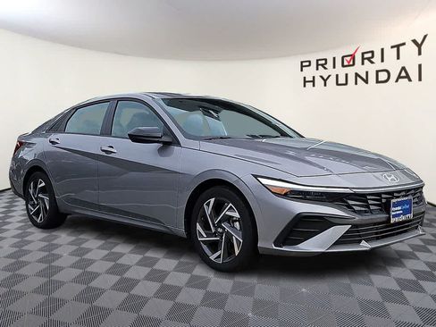 Used 2025 Hyundai Elantra Sport FWD image 3