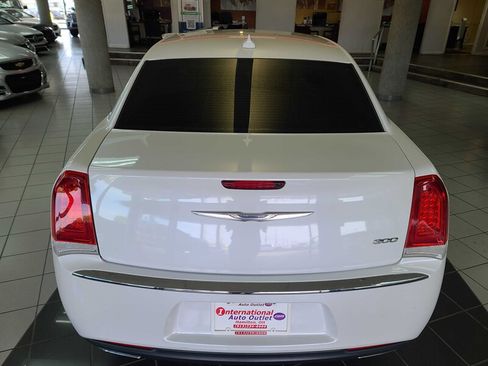 Used 2015 Chrysler 300 Limited image 33
