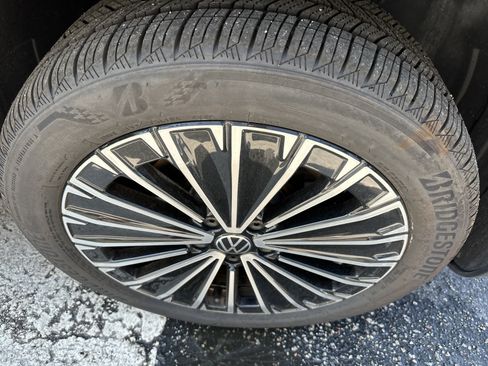 Used 2025 Volkswagen Taos SE FWD image 6