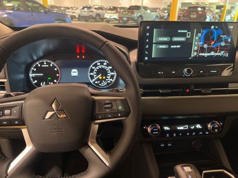 New 2025 Mitsubishi Outlander SE image 18