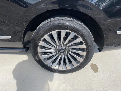 Used 2018 Lincoln Navigator Reserve w/ Technology Package AWD/4WD image 14