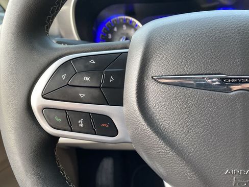 Used 2023 Chrysler Pacifica Touring-L FWD image 20
