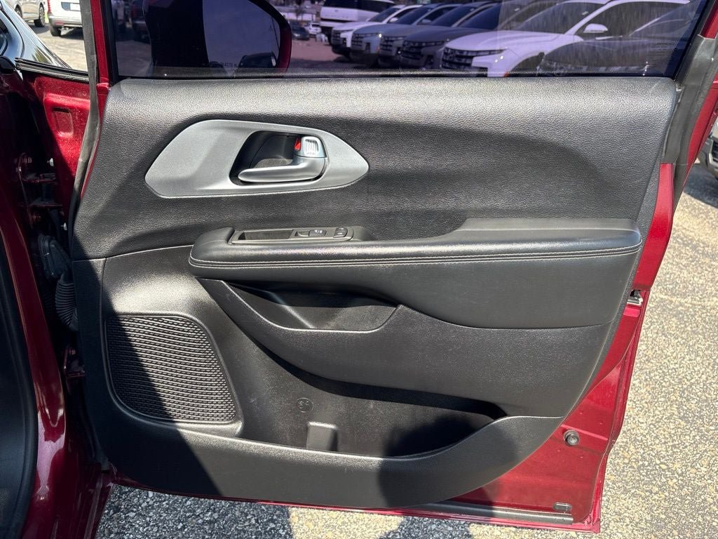 Used 2021 Chrysler Pacifica Touring w/ S Appearance Package FWD image 35