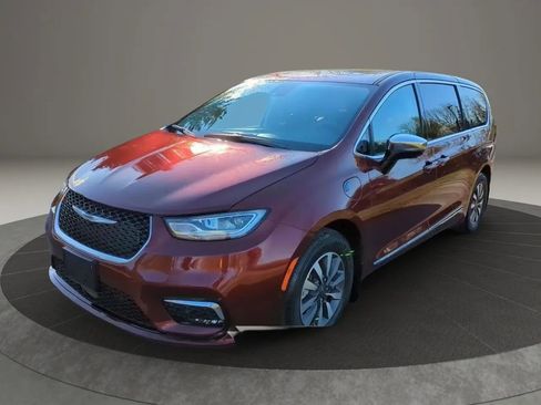 Used 2023 Chrysler Pacifica Limited FWD image 1