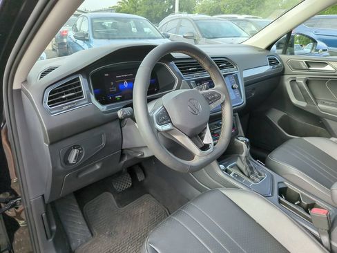 Certified 2023 Volkswagen Tiguan SE w/ Panoramic Sunroof Package FWD image 9